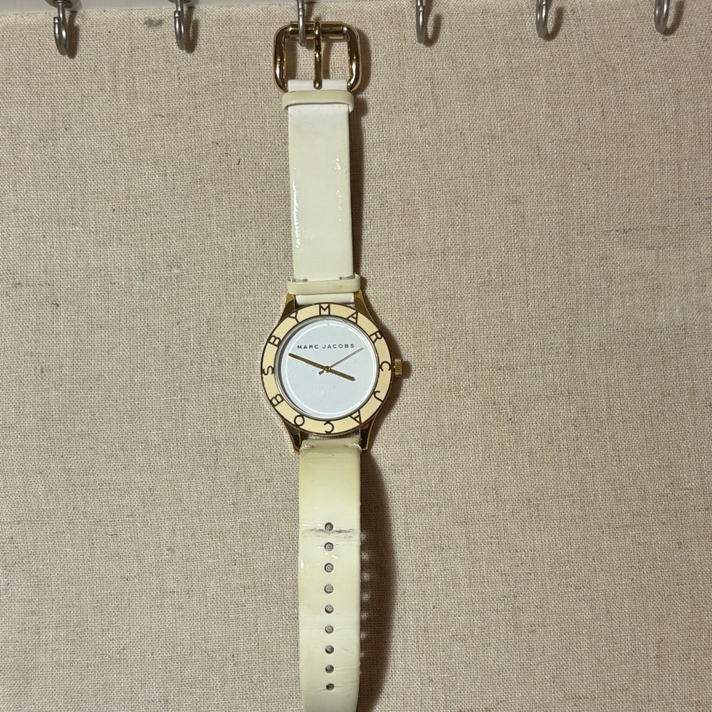 Marc Jacobs Gold and Cream Timepiece with case/box *needs new battery